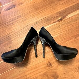 Steve Madden Satin Pump Round Toe Crystal Heel 6.5 US